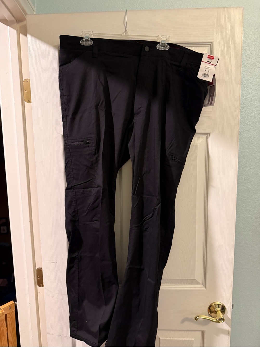 NWT Wrangler Performance Zip Cargo Pants 42x30 Black Straight Fit UPF 50 - Picture 1 of 7